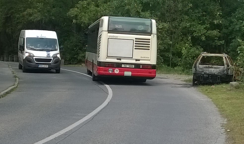 Autobus linky 105 objíždí vrak přes plnou čáru